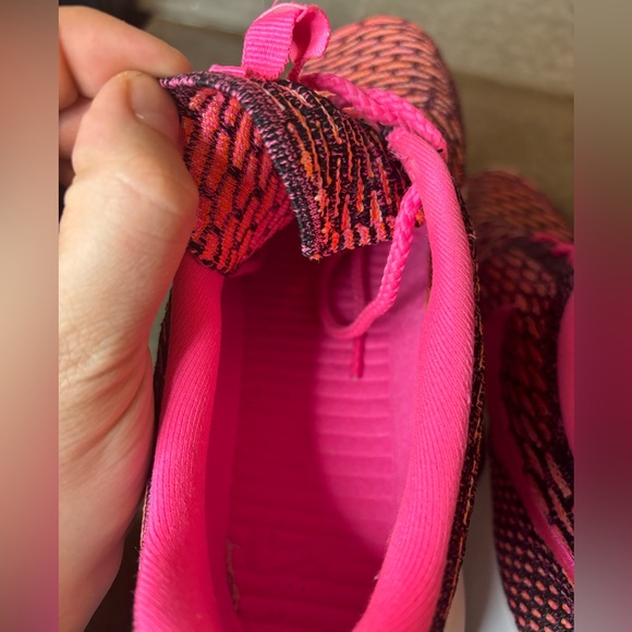 Nike Rosherun Flyknit Vivid Pink And Black Size Women’s 9 Running Shoes - Picture 13 of 14